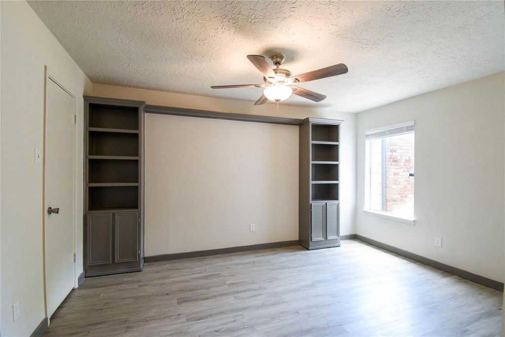 2023 Lexington Woods Dr, SPRING, TX 77373