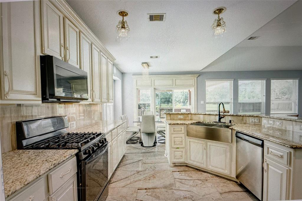 1264 Laurel Loop, ANGLETON, TX 77515