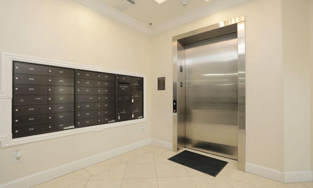 2120 Kipling St Apt 402, Houston, TX 77098