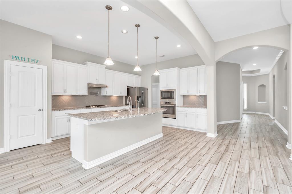 8615 E Crescent Lake Cir, BAYTOWN, TX 77521