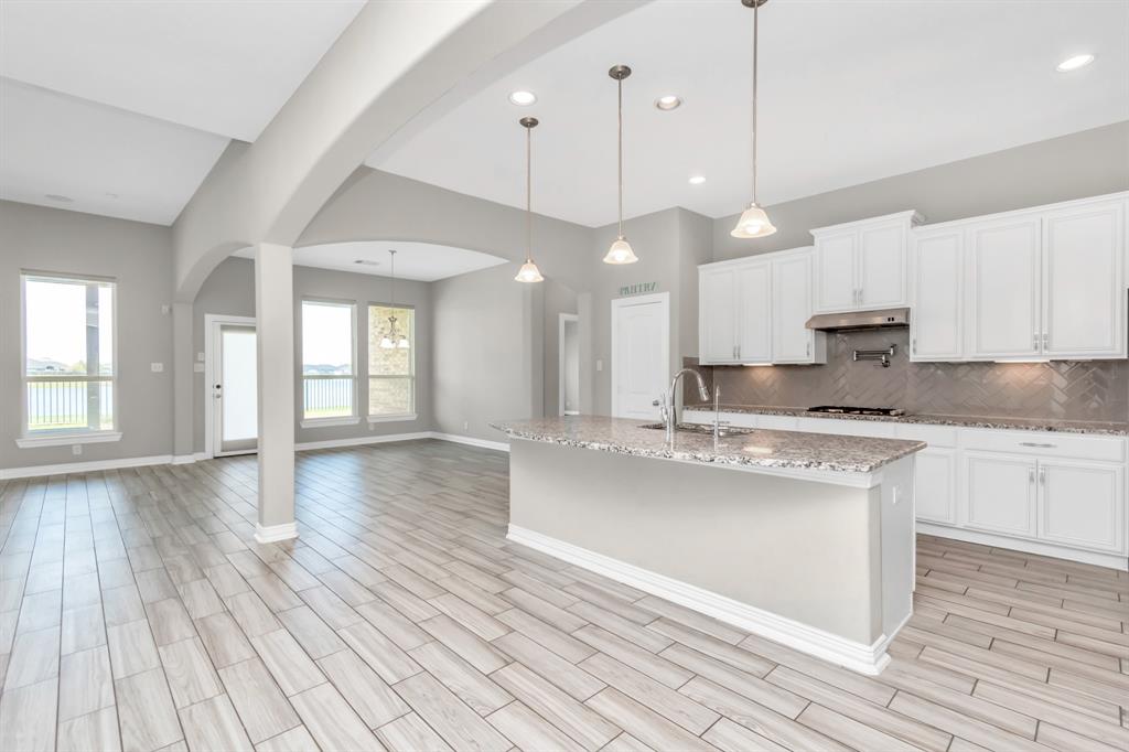 8615 E Crescent Lake Cir, BAYTOWN, TX 77521