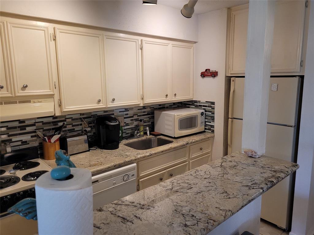 104 Yacht Club Ln, Seabrook, TX 77586