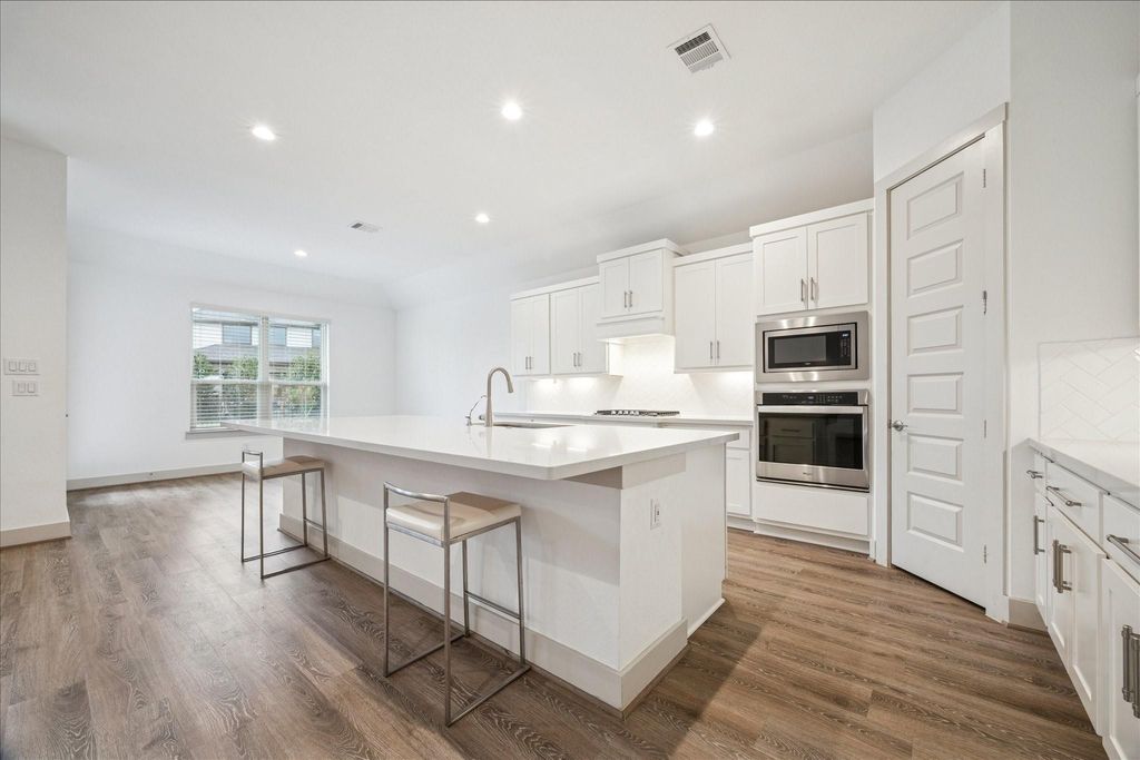 2550 Austin Trl, FRIENDSWOOD, TX 77546