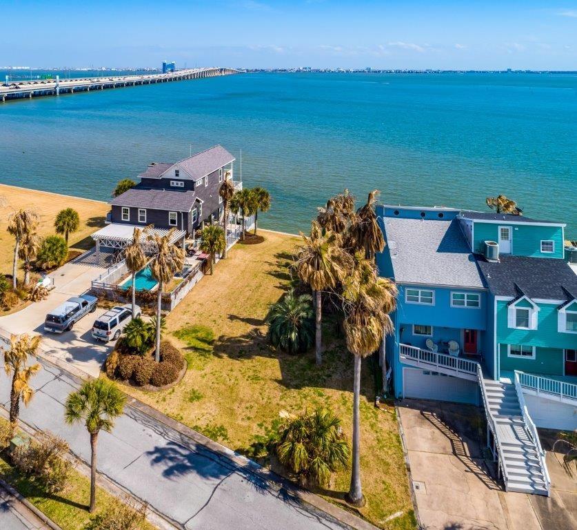 11 Tiki Cir, TIKI ISLAND, TX 77554