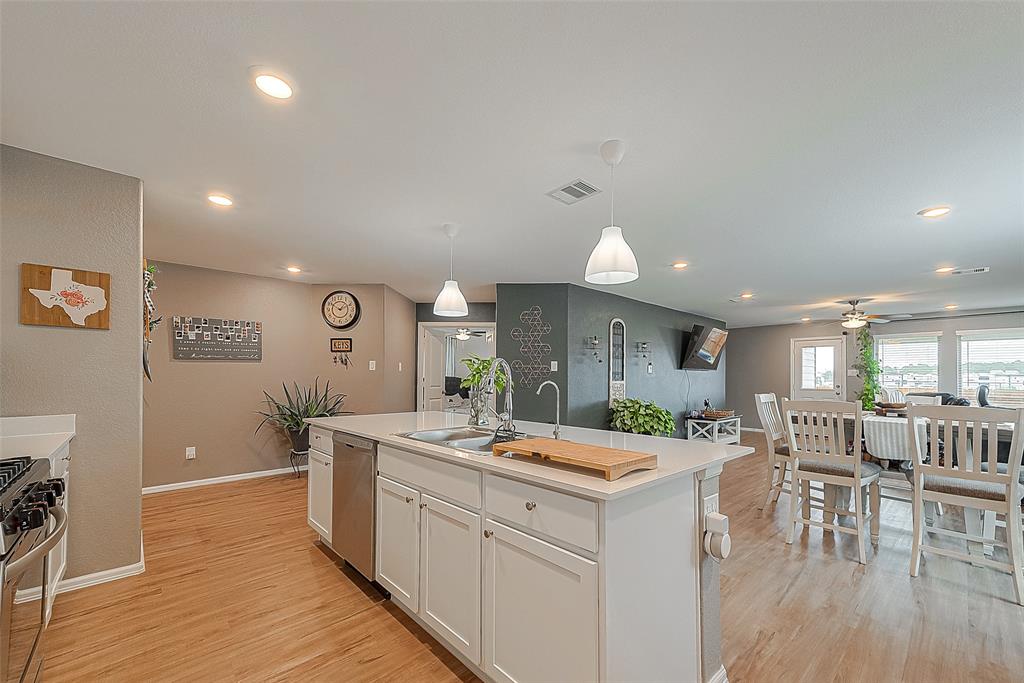 768 Delaney Cove Ct, La Marque, TX 77568