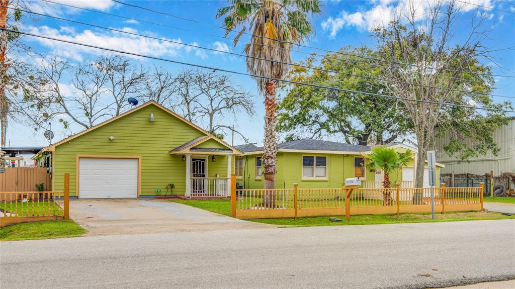 111115 E E Pecan Ln, CLUTE, TX 77531