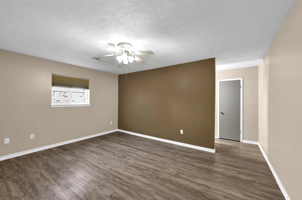 9942 Pinehurst St, BAYTOWN, TX 77521