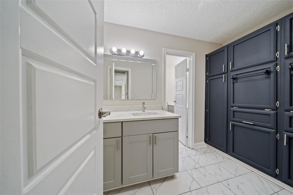 21407 Pecan Bend Rd, DAMON, TX 77430