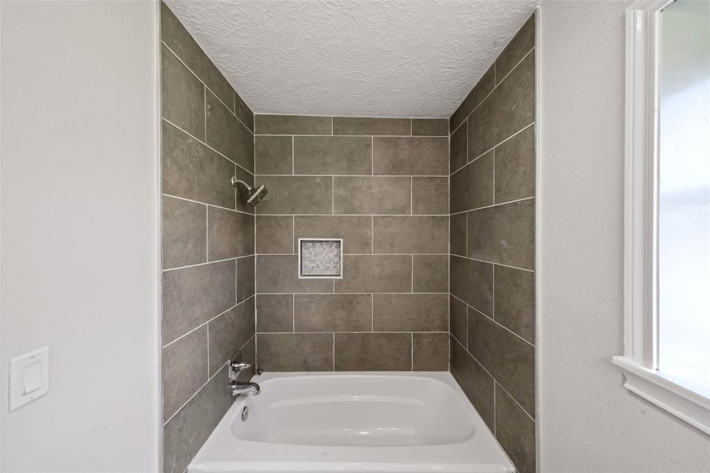 21407 Pecan Bend Rd, DAMON, TX 77430