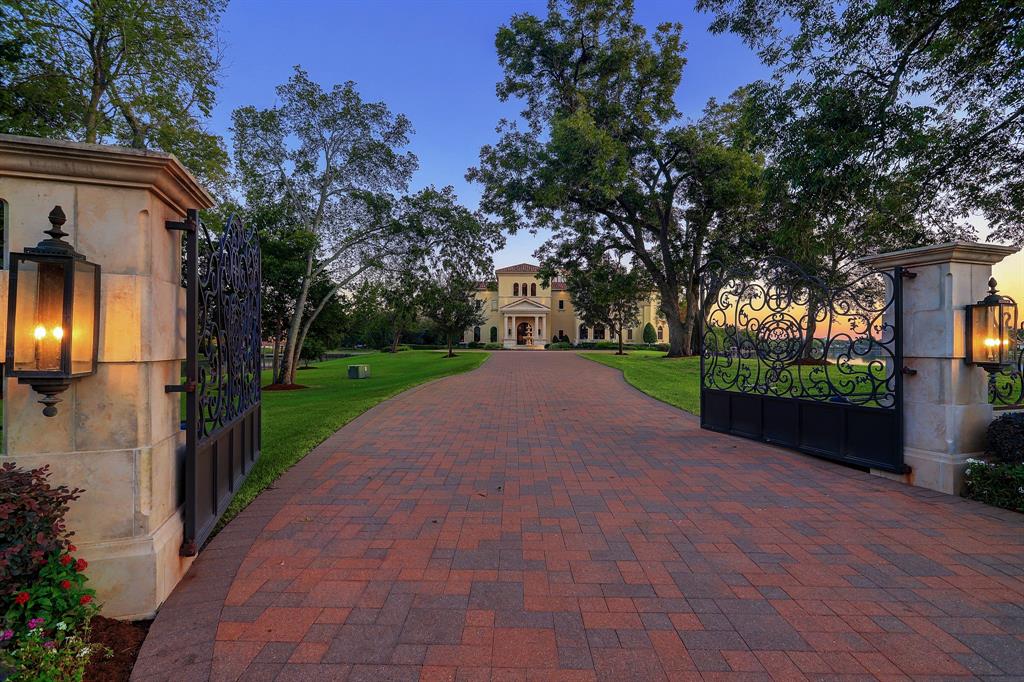 11 Paradise Point Dr, SUGAR LAND, TX 77478