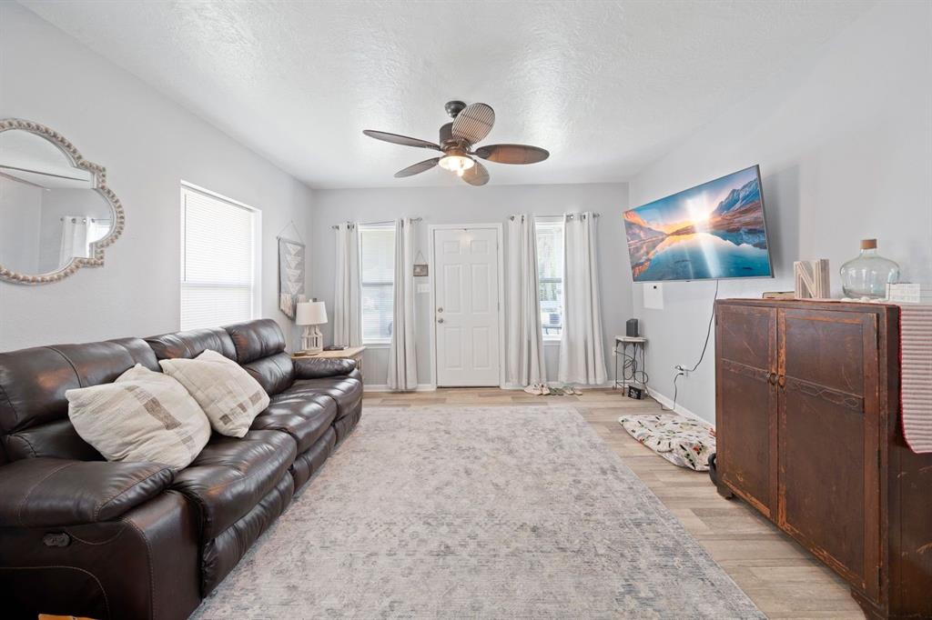 502 Oklahoma Ave, BACLIFF, TX 77518