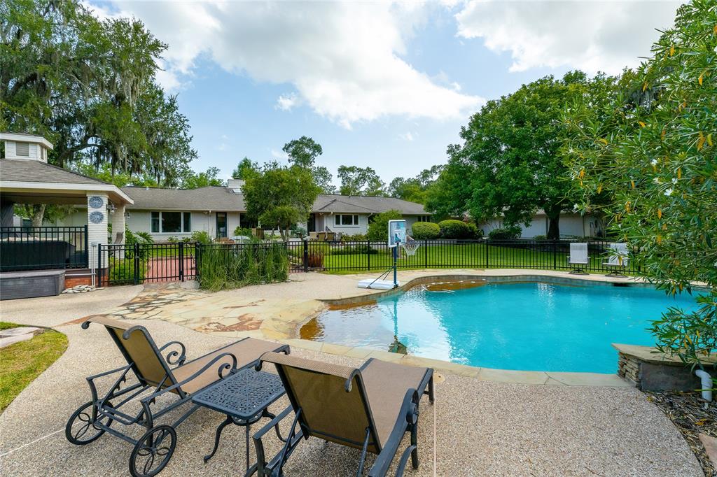 703 Oak Dr, FRIENDSWOOD, TX 77546