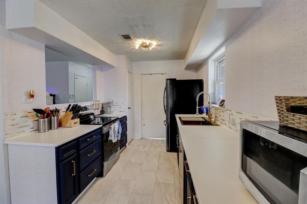 5115 20th St, DICKINSON, TX 77539