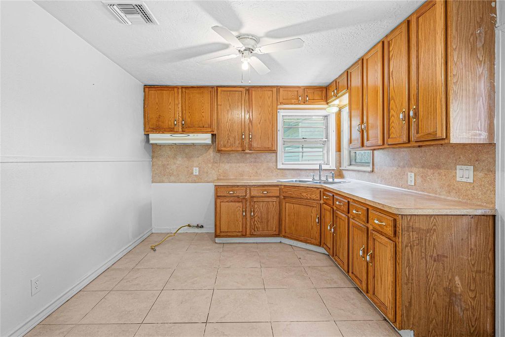 2220 7th St, GALENA PARK, TX 77547