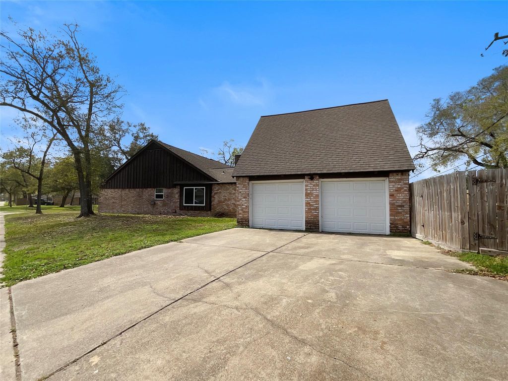 443 Bayou View Dr, EL LAGO, TX 77586