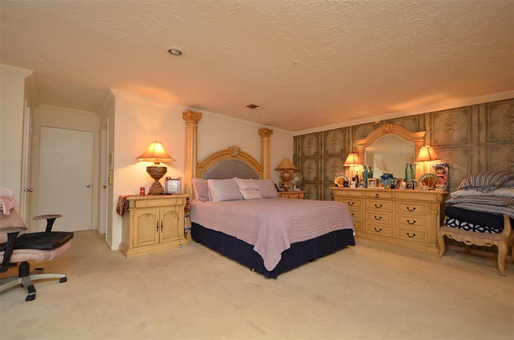 8027 Candle Ln, Houston, TX 77071