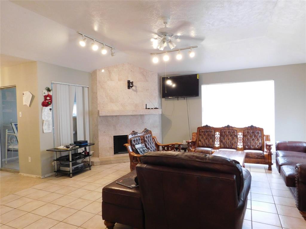 9306 Keegans Wood Dr, HOUSTON, TX 77083