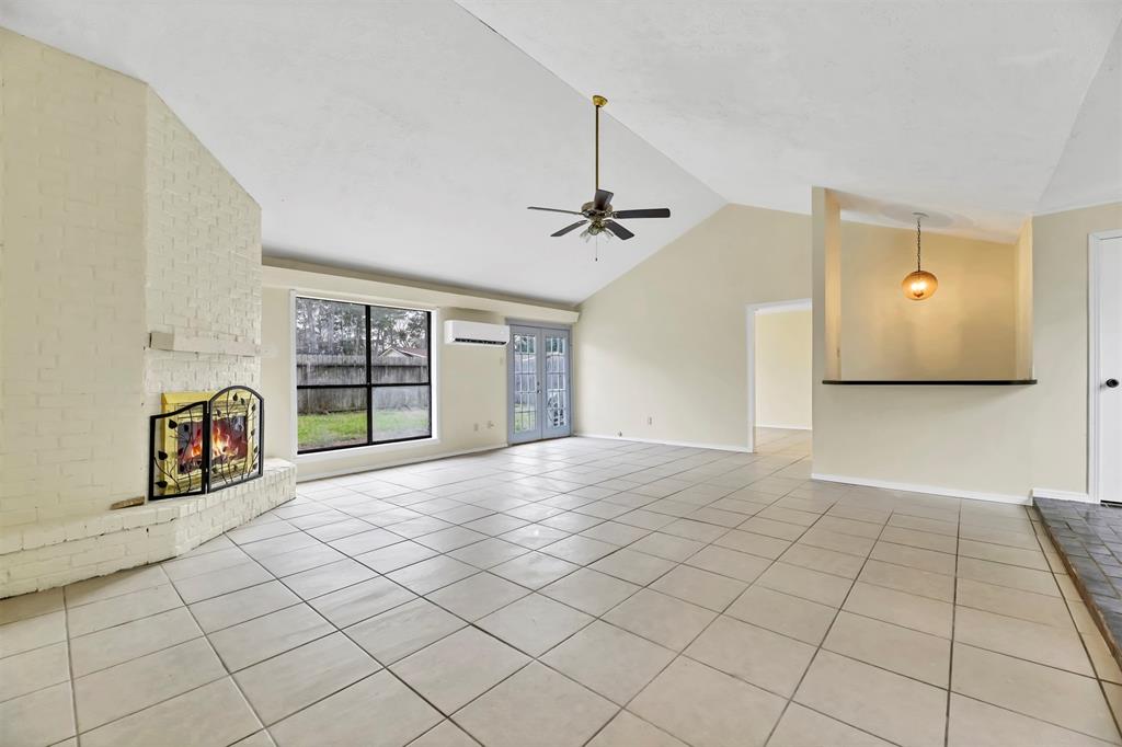 9842 Pinehurst St, BAYTOWN, TX 77521