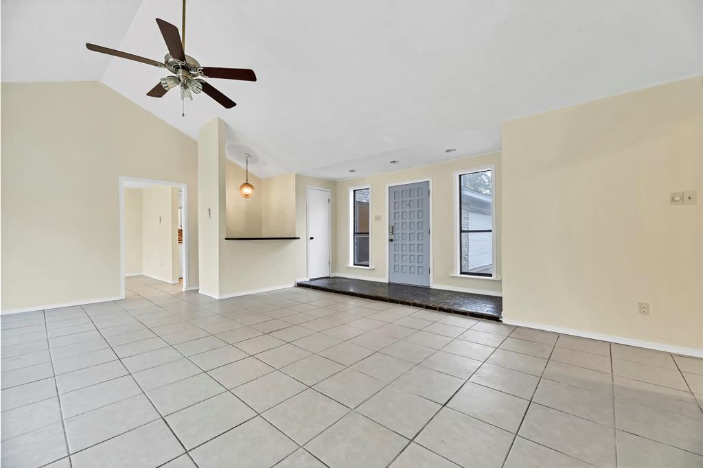 9842 Pinehurst St, BAYTOWN, TX 77521