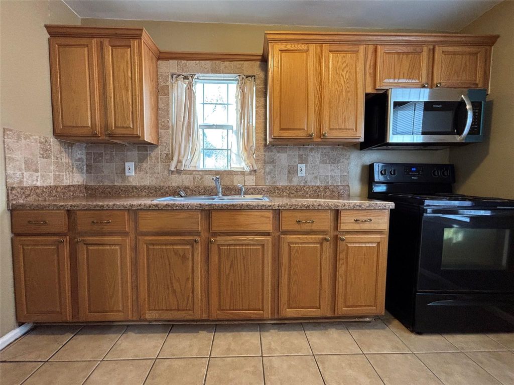 422 W Burleson St, WHARTON, TX 77488