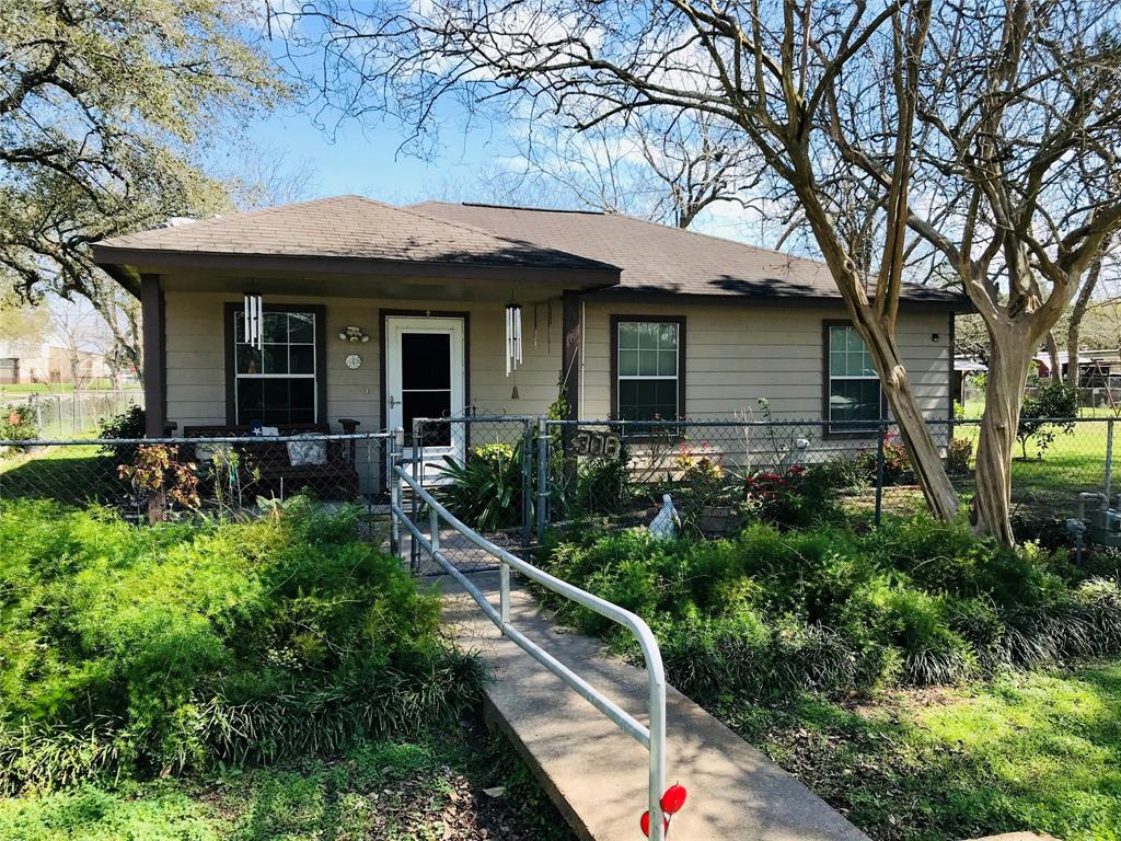 306 Main St, EL CAMPO, TX 77437