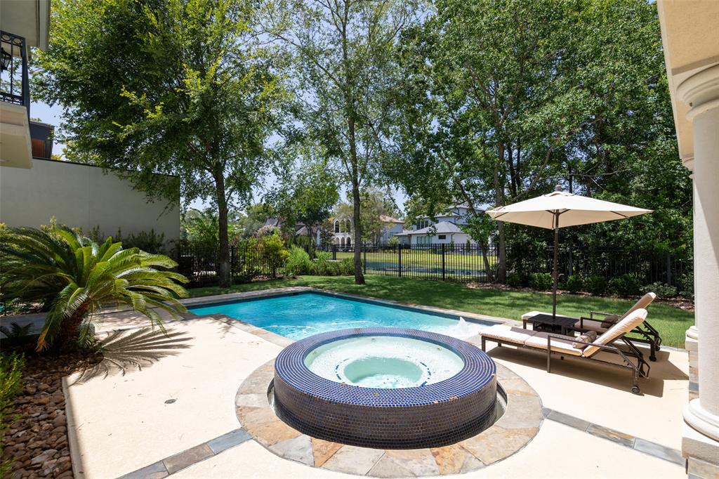 23 S Bayou Club Ct, SPRING, TX 77389