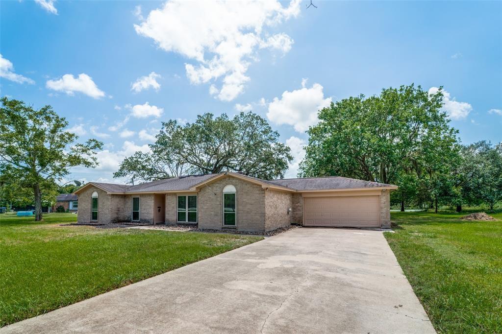 138 Lakewood Dr, ANGLETON, TX 77515