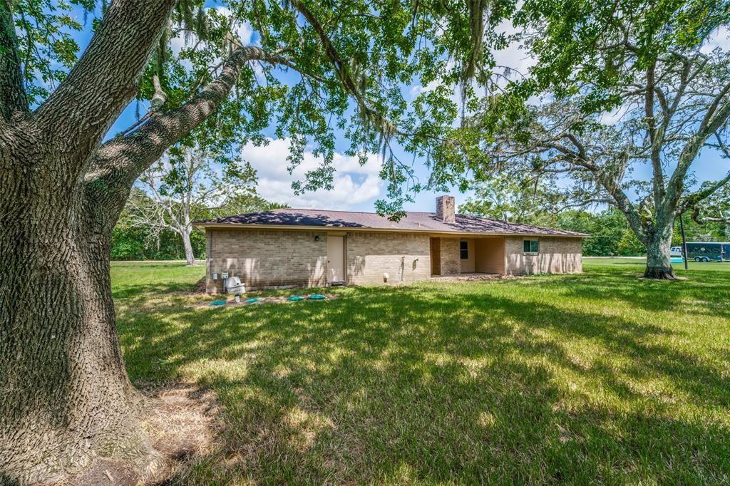 138 Lakewood Dr, ANGLETON, TX 77515