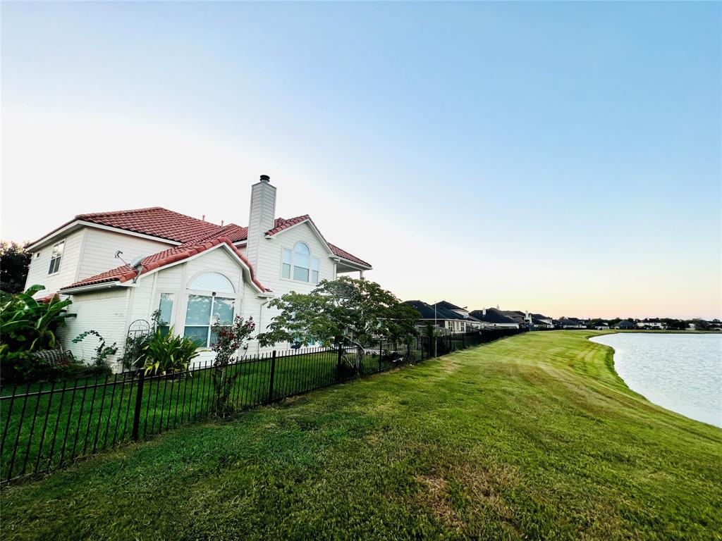 2 Mira Loma Dr, MANVEL, TX 77578