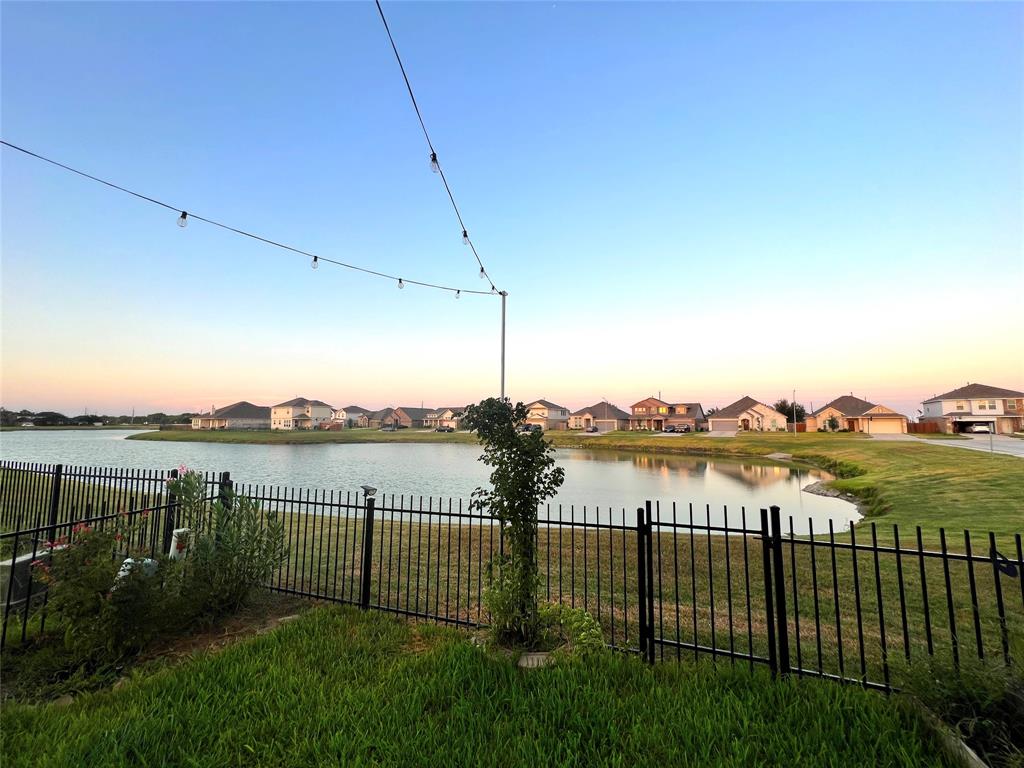 2 Mira Loma Dr, MANVEL, TX 77578