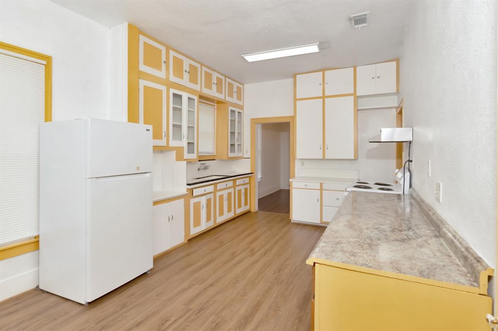 428 E Magnolia St, ANGLETON, TX 77515