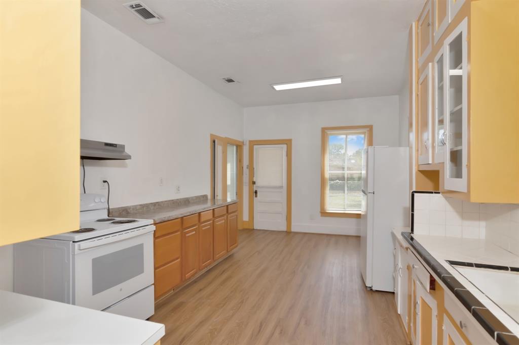 428 E Magnolia St, ANGLETON, TX 77515