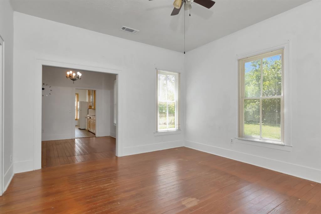 428 E Magnolia St, ANGLETON, TX 77515