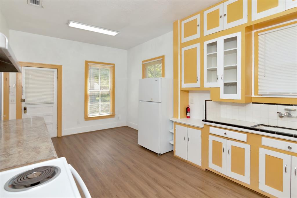 428 E Magnolia St, ANGLETON, TX 77515