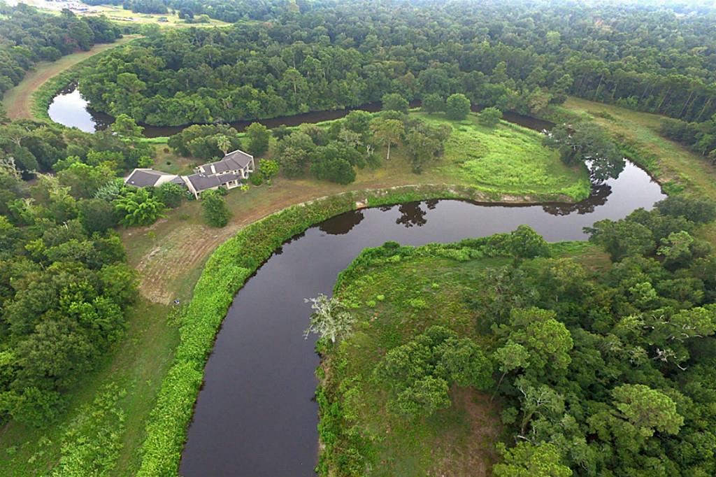 1541 Chocolate Bayou Dr, ALVIN, TX 77511