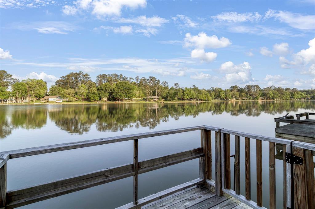 403 E Lake Dr, Livingston, TX 77351