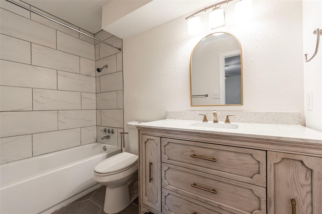 713 S 7th St, LA PORTE, TX 77571