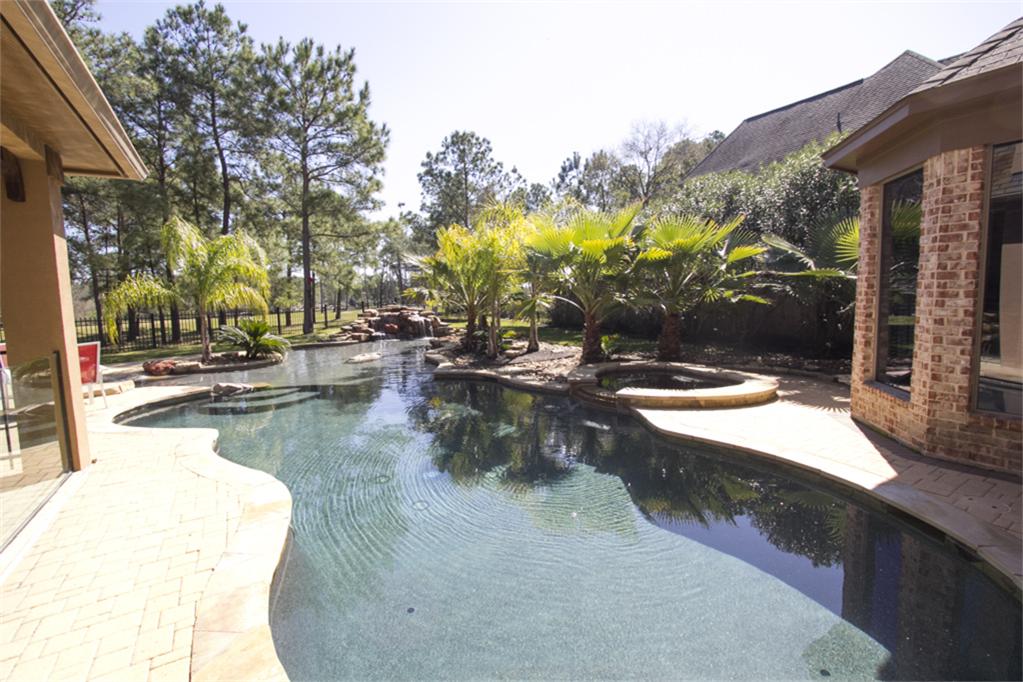 42 Manor Lake Estates Dr, Spring, TX 77379