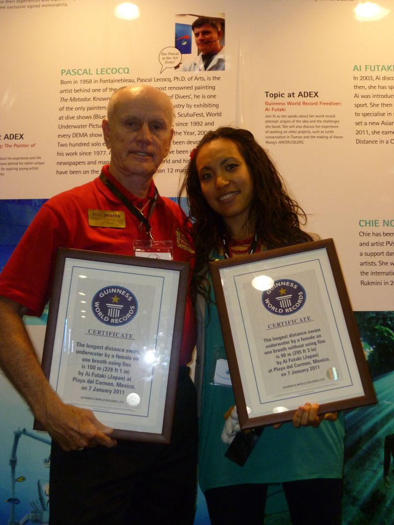 Two Diving World Record Holders Meet in Singapore