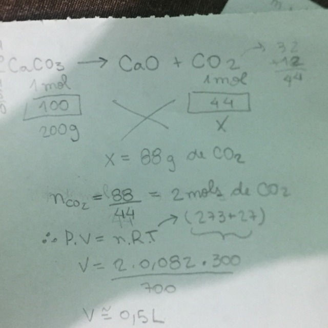 Calcule o volume de gás carbônico obtido a 700 mmHg e 27