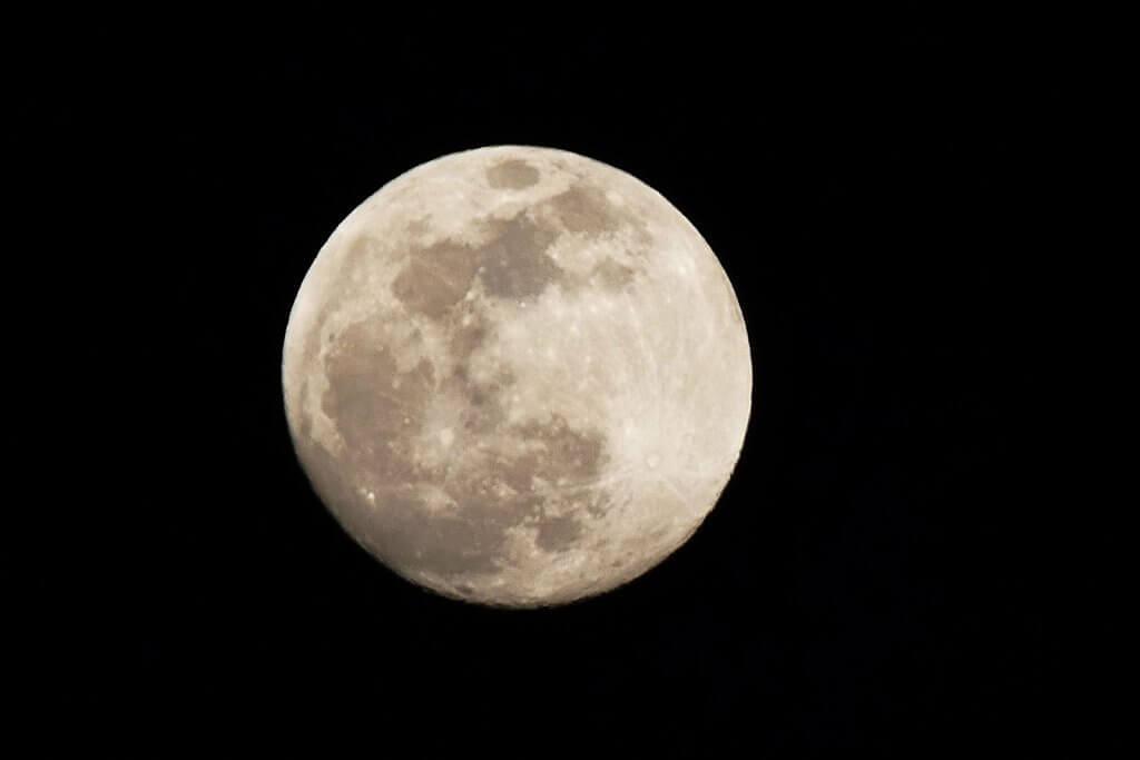 os satélites têm luz própria
