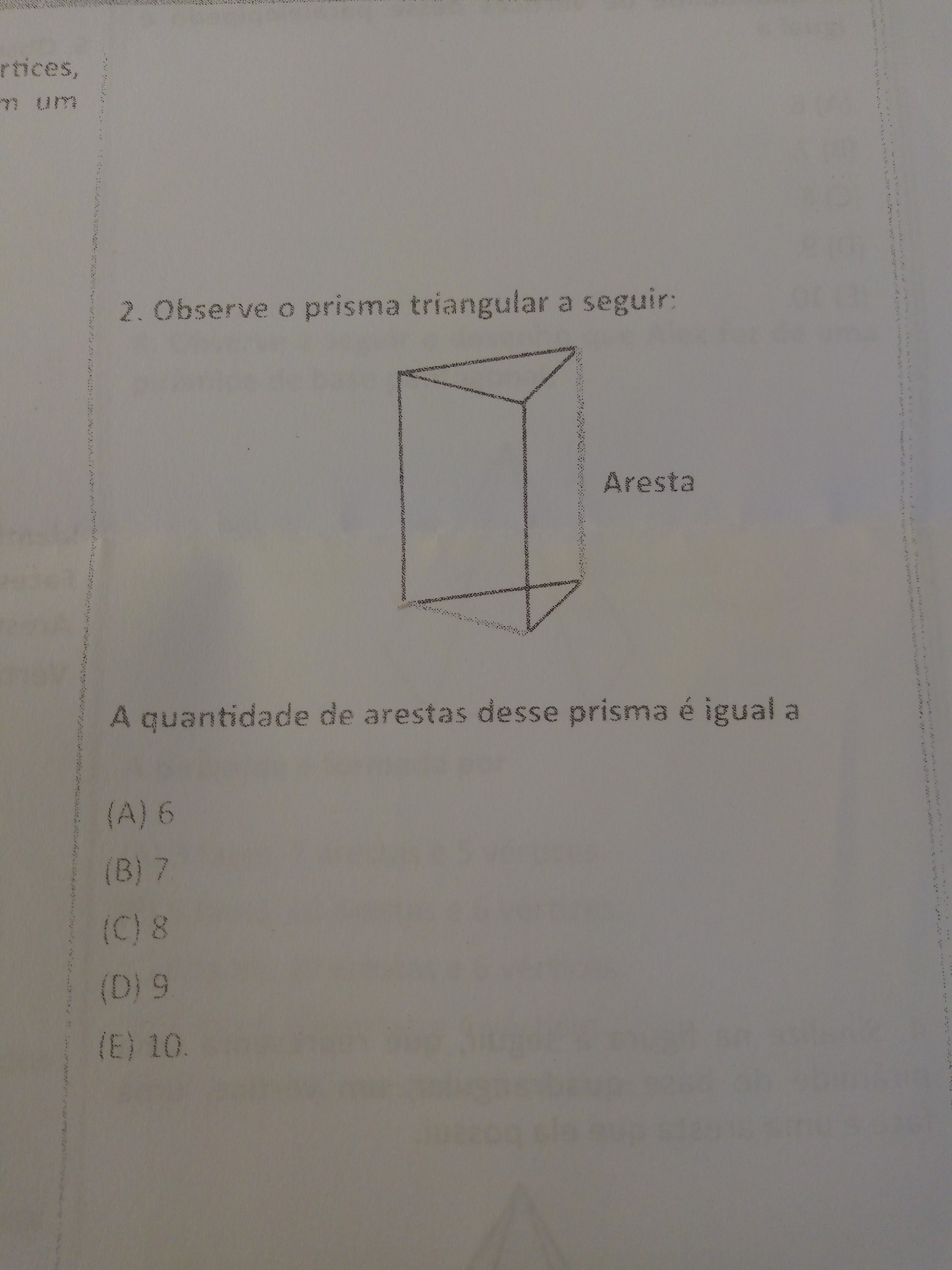 observe um prisma triangular a seguir a quantidade de arestas desse
