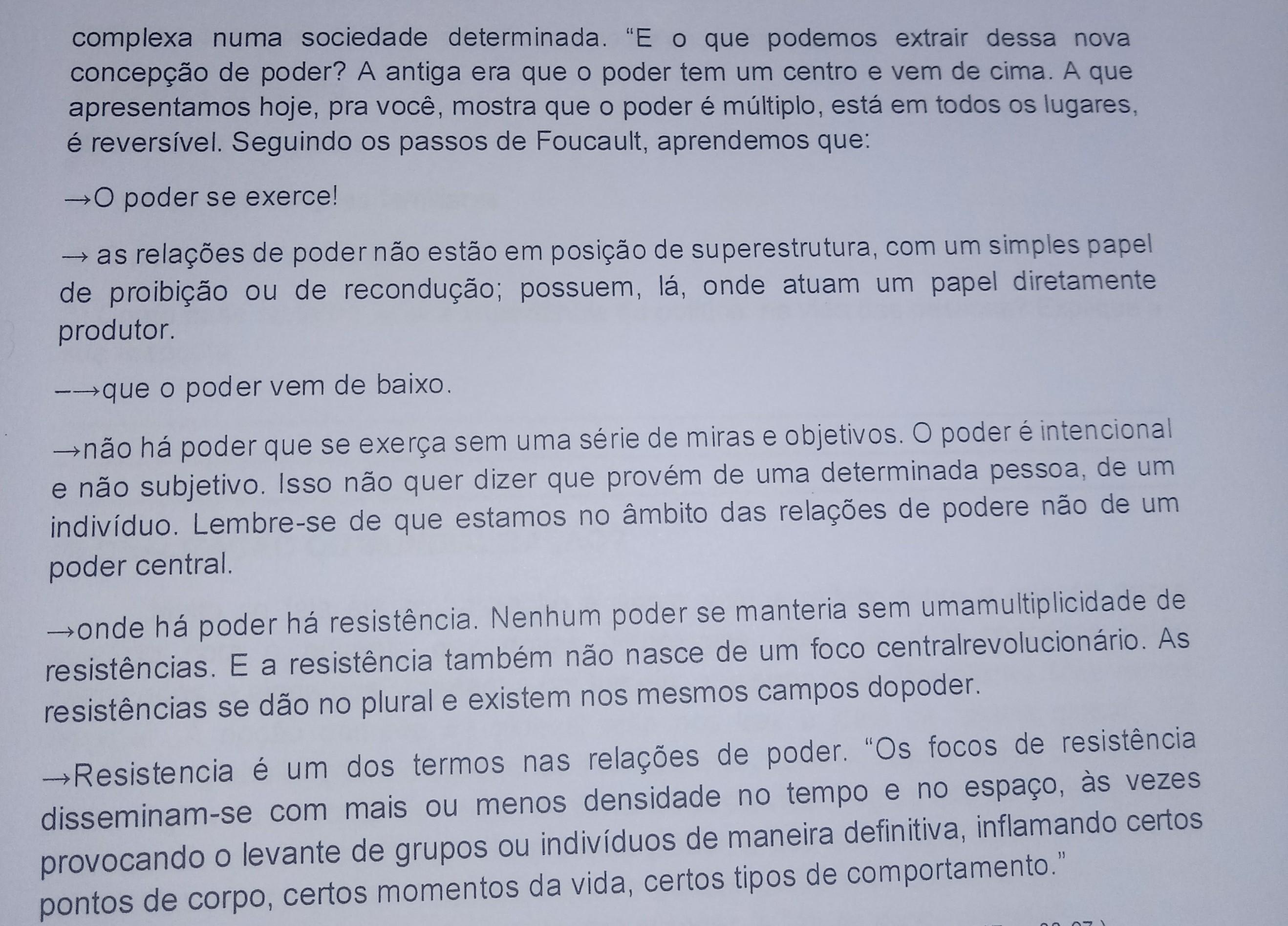 Com base no texto, qual é a importância da política na