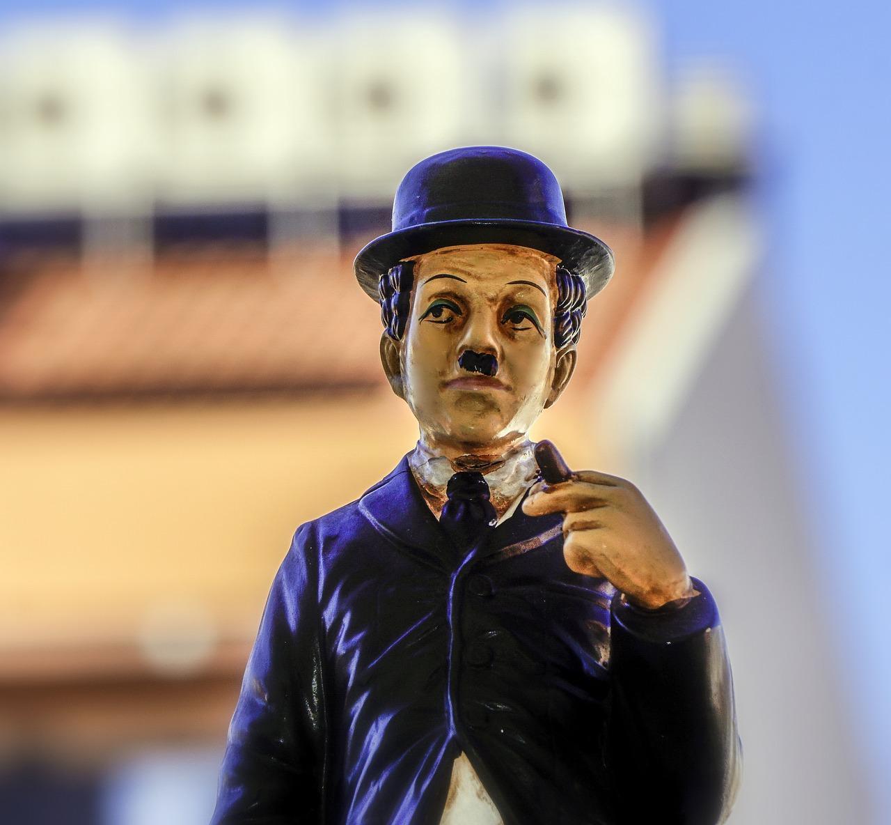 qual é o tema central do filme tempos modernos de Charlie Chaplin