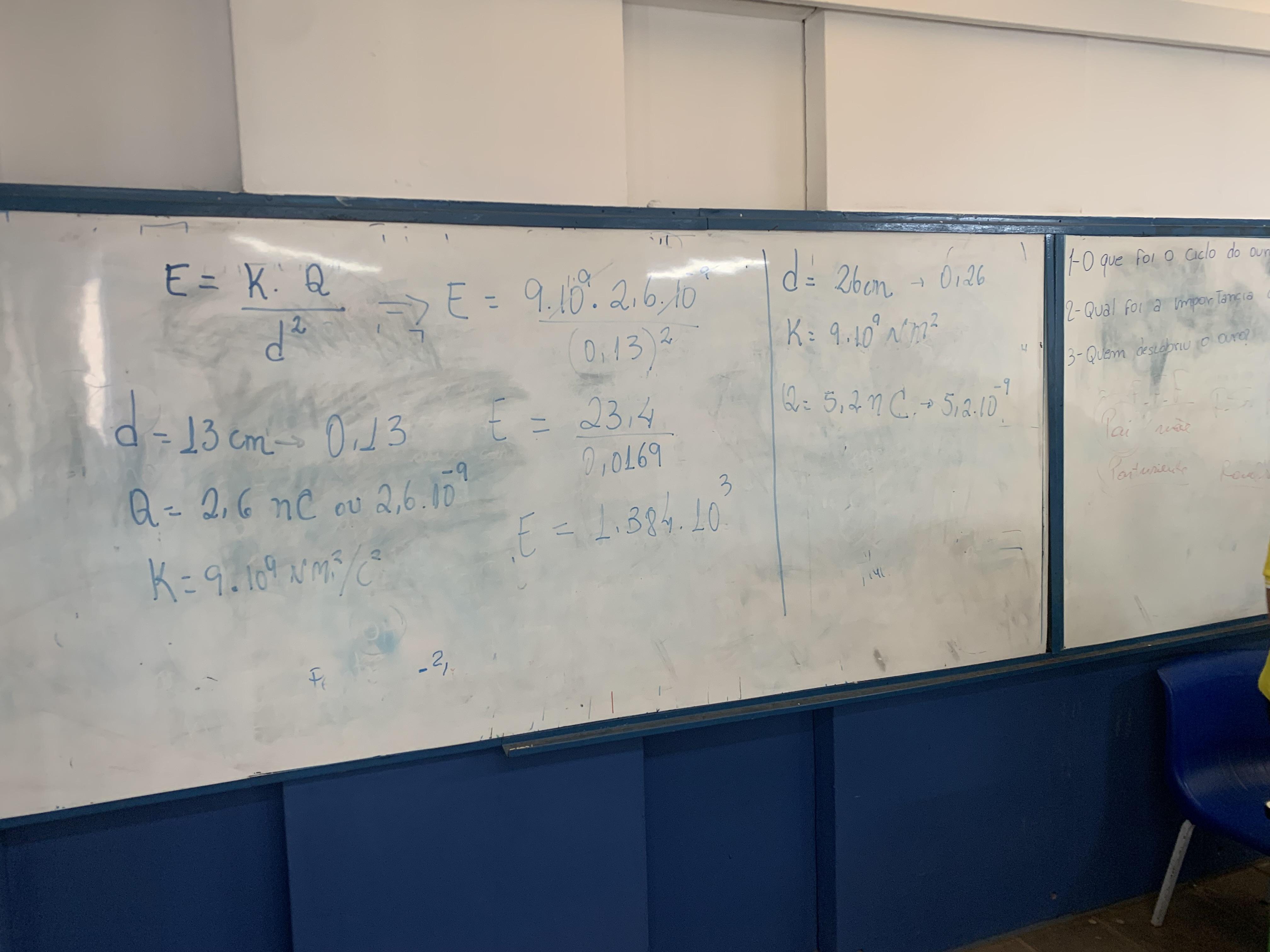 E = (KQ)/(d ^ 2) = 3 E= 9.10.2,6,10 0.13)2 d = 13cm 0.13 t = 23,4 0