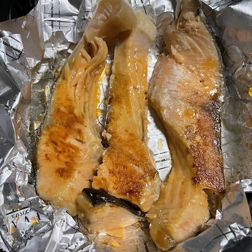 【魚焼きグリルがなくても大丈夫】フライパンを使った鮭の美味しい焼き方 LESSMORE