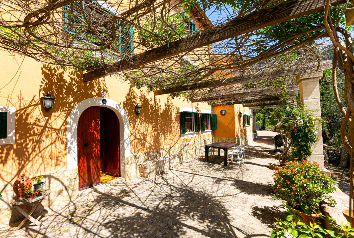 Charming villa for sale with views in Bunyola, Mallorca Piedàterre