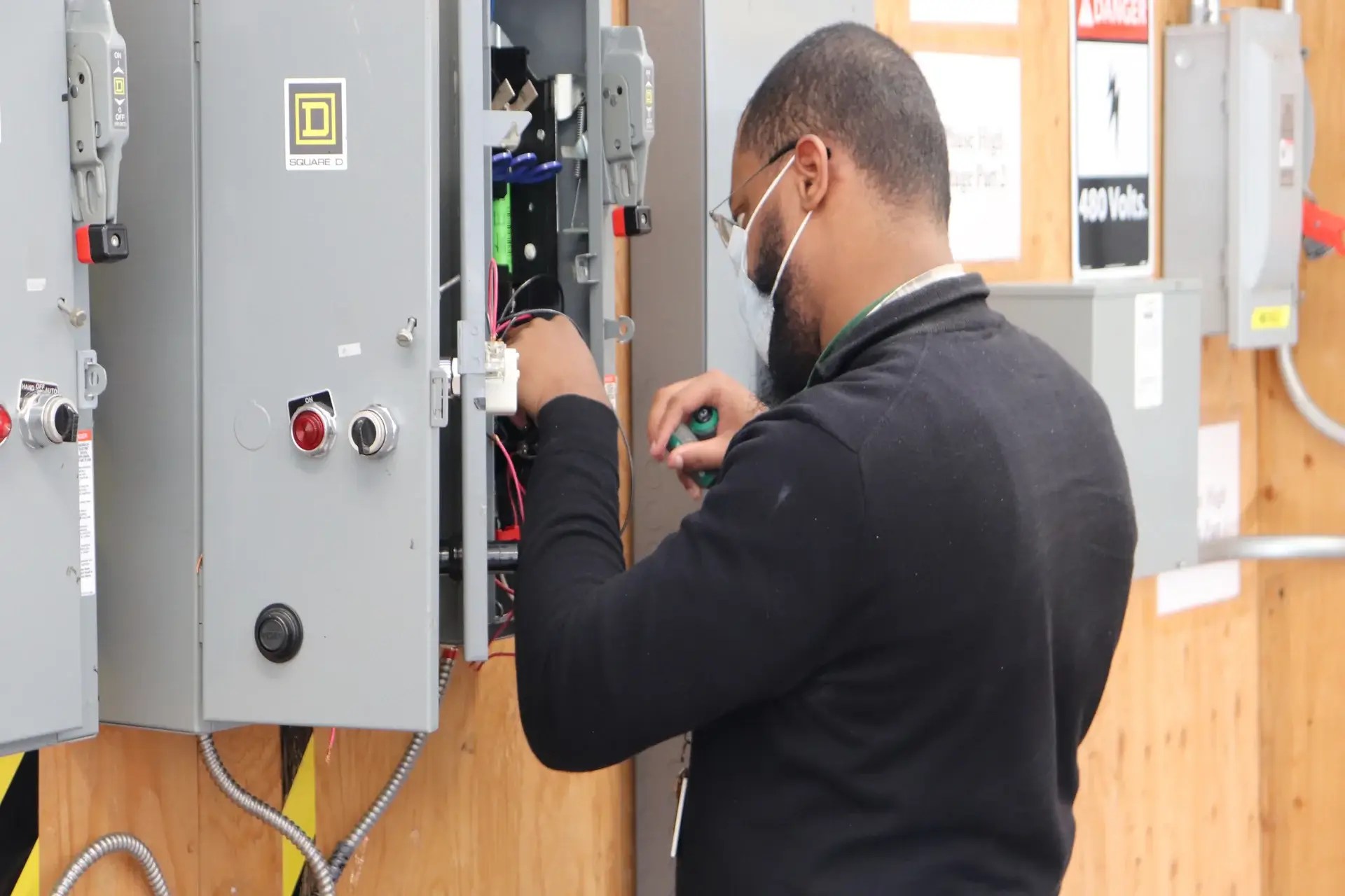 Do industrial electricians work without electrician job training?