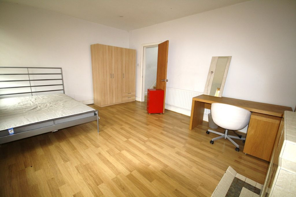 3 bed student house to rent on Narborough Road, Leicester, LE3 0LE