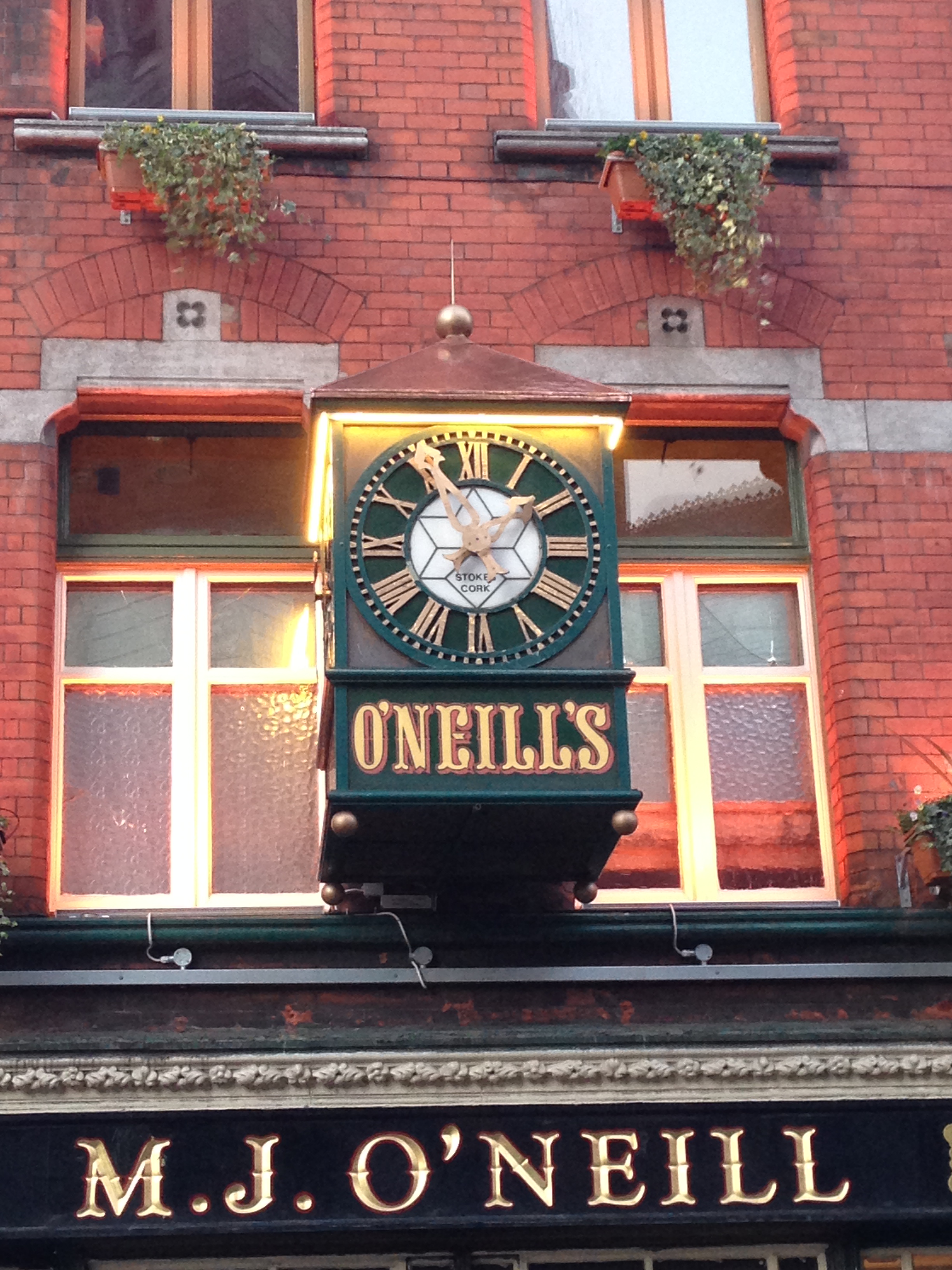 Tempus Fugit The old clocks of Dublin pubs. Publin